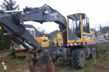 escavatore gommato Volvo