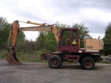 escavatore gommato Case