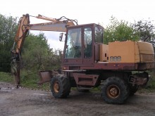 escavatore gommato Case