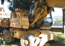 escavatore gommato Case