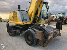 escavatore gommato Komatsu