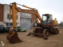 escavatore gommato Case