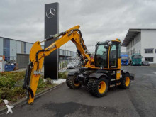 escavatore gommato JCB