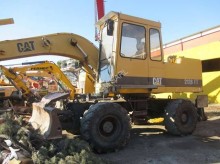 escavatore gommato Caterpillar