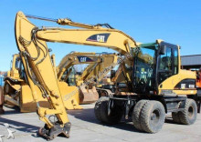 escavatore gommato Caterpillar