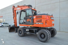 pelle sur pneus Doosan
