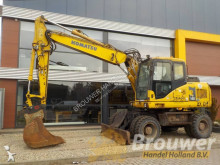 escavatore gommato Komatsu