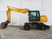 escavatore gommato JCB
