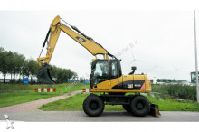 escavatore gommato Caterpillar