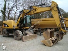 escavatore gommato Caterpillar