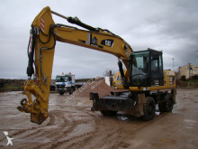 escavatore gommato Caterpillar