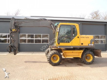 escavatore gommato Volvo