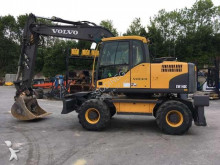 escavatore gommato Volvo