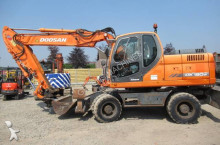 escavatore gommato Doosan