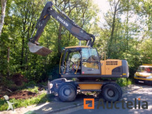 escavatore gommato Volvo