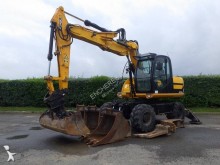 escavatore gommato JCB