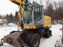 pelle sur pneus New Holland