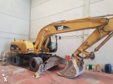 escavatore gommato Caterpillar