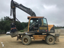 escavatore gommato Volvo