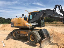 escavatore gommato Volvo
