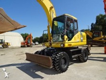 graafmachine op banden Komatsu