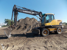 pelle sur pneus Volvo