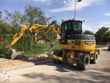 graafmachine op banden Komatsu