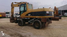 escavatore gommato Caterpillar