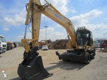 escavatore gommato Komatsu
