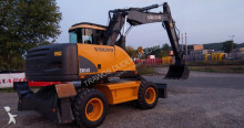 escavatore gommato Volvo
