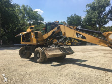 escavatore gommato Caterpillar
