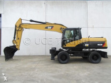pelle sur pneus Caterpillar