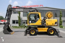 pelle sur pneus Volvo