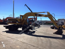 pelle sur pneus Caterpillar