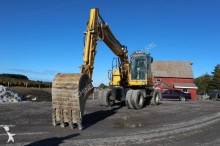 escavatore gommato Komatsu
