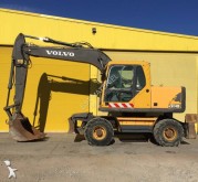 escavatore gommato Volvo