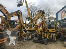 pelle sur pneus Komatsu