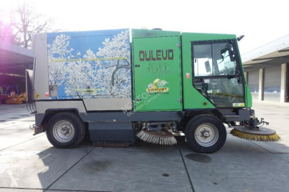camion cu echipament de măturat străzi Dulevo