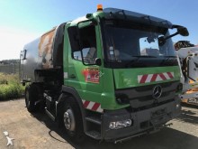 camion cu echipament de măturat străzi Mercedes