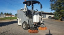 camion cu echipament de măturat străzi Hako
