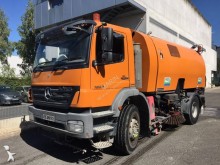 camion cu echipament de măturat străzi Mercedes