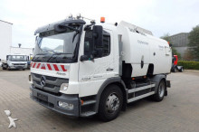 camion cu echipament de măturat străzi n/a