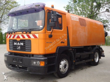 camion cu echipament de măturat străzi MAN