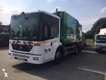 camion benne à ordures ménagères Mercedes