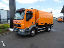 camion cu echipament de măturat străzi DAF