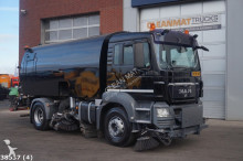 camion cu echipament de măturat străzi MAN