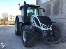 tracteur agricole Valtra