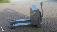 Linde pedestrian pallet truck