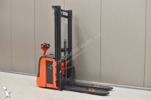 Linde pedestrian pallet truck