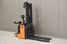 Still pedestrian pallet truck